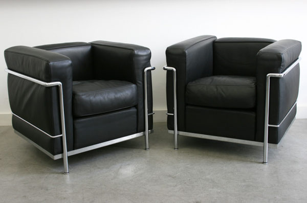 LC2-paire-fauteuils-sessel-lecorbusier-cassina