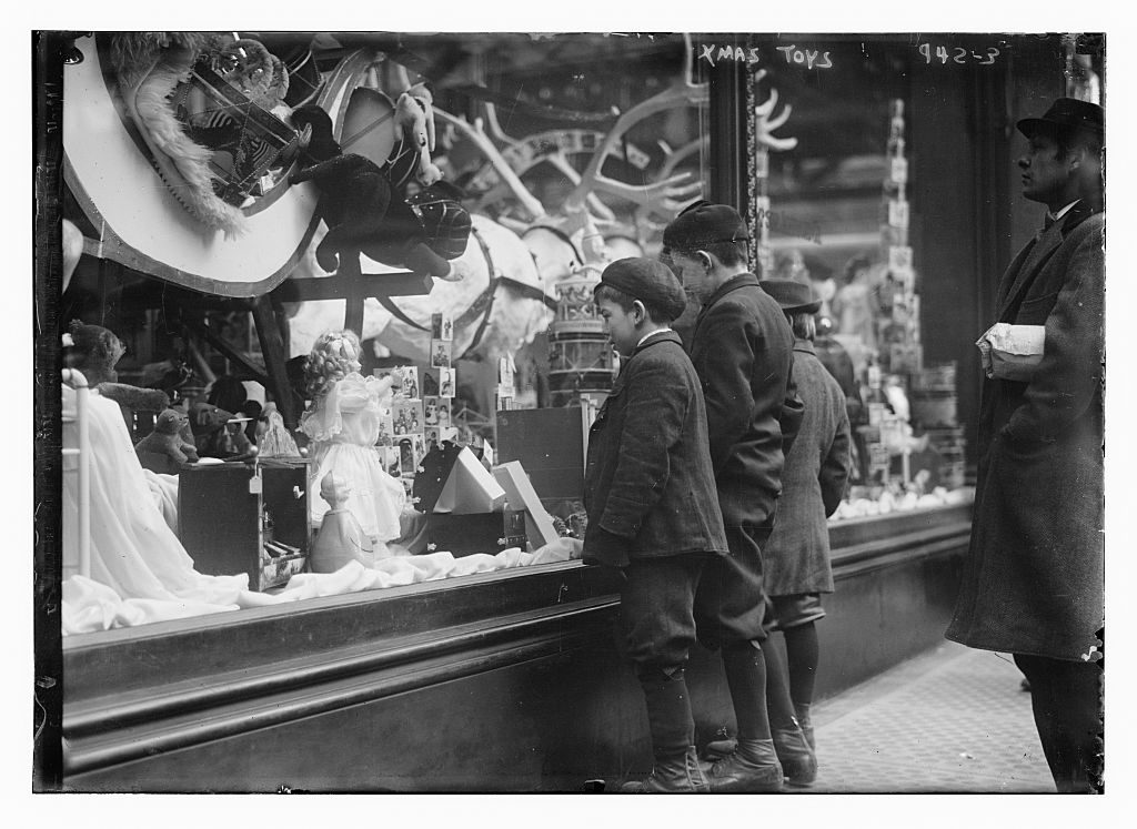 Kids shopping window vintage slow old times
