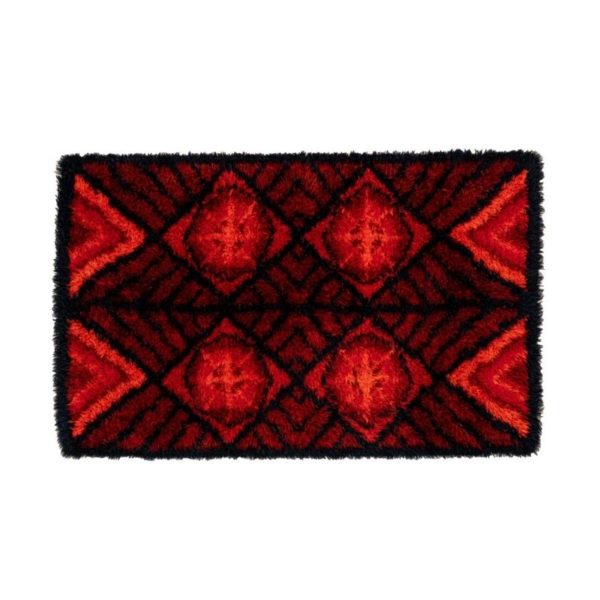 Scandinavian 20th century modern rya rug. Svängsta Slottsmatta, Sweden. 149 x 94 cm (59 x 37 in). Scandinavian 20th century modern rya rug. Svängsta Slottsmatta, Sweden. 149 x 94 cm (59 x 37 in).