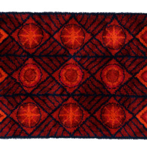 Scandinavian 20th century modern rya rug. Svängsta Slottsmatta, Sweden. 190 x 140 cm (75 x 55 in)