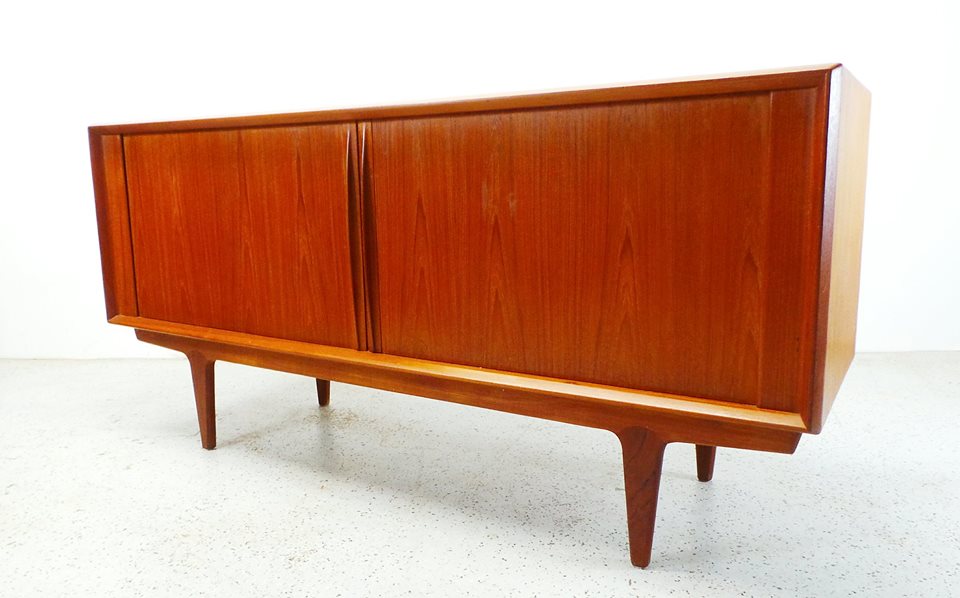 credenza.jpg