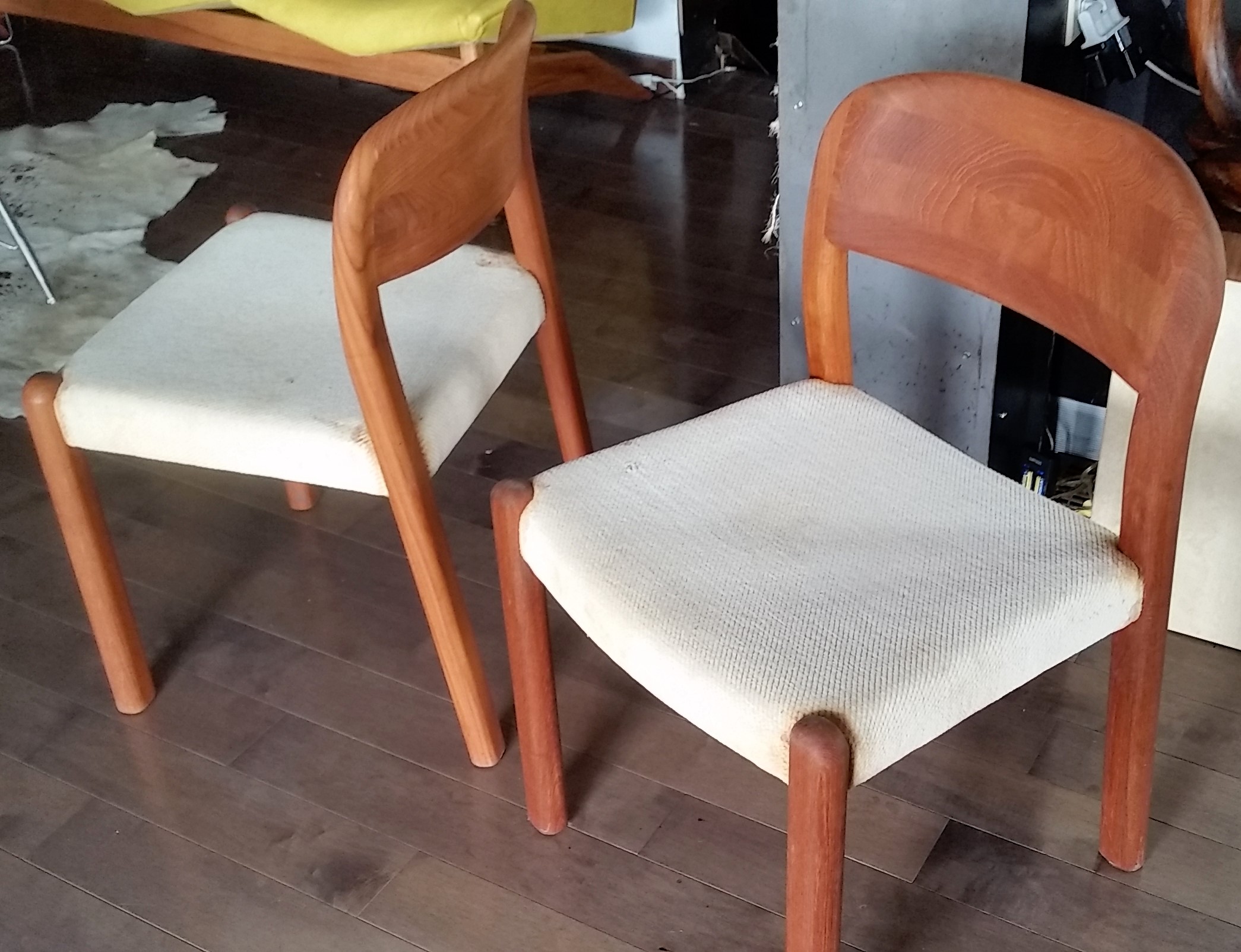 1551719667-Mid-Century-Modern-Teak-Dining-Chairs-5.jpg