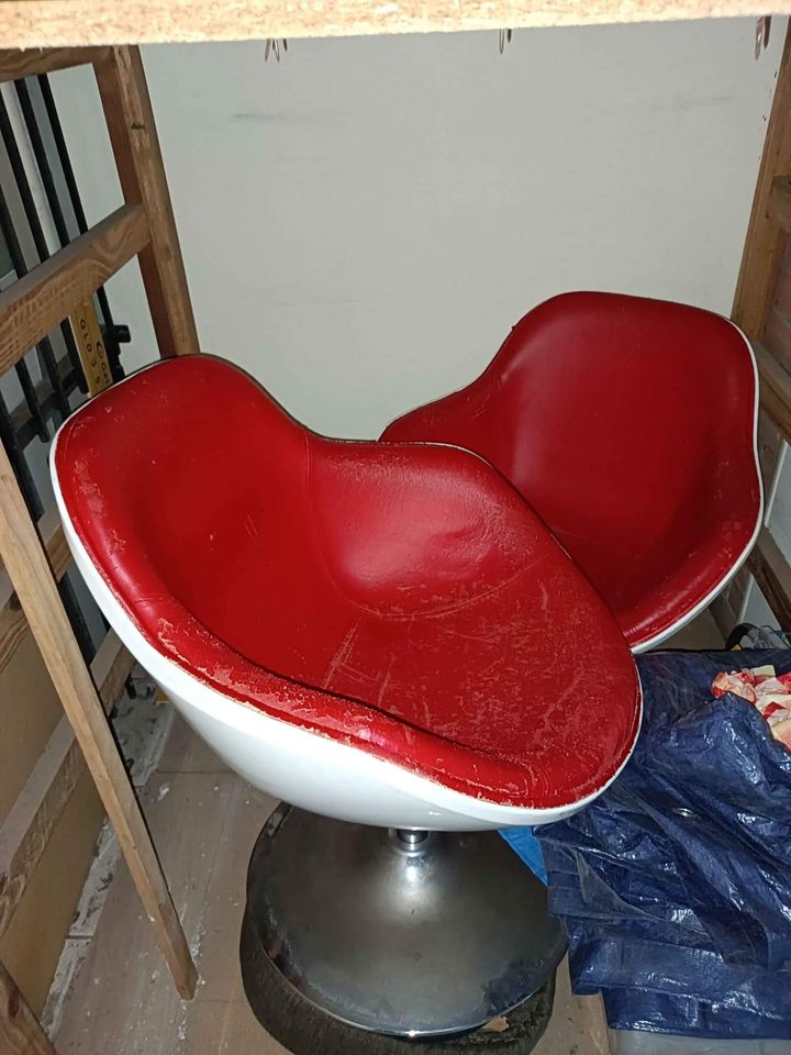 1633432924-Mystery-chairs.jpg