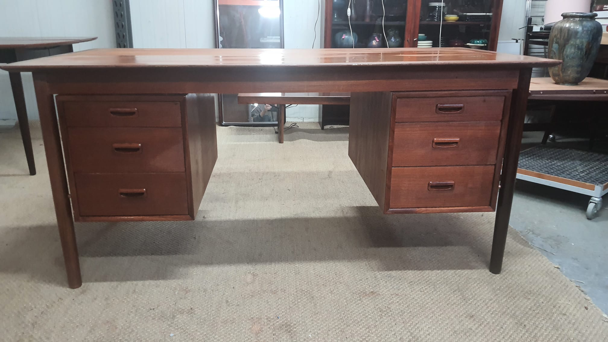 1758601686-Bureau.jpg